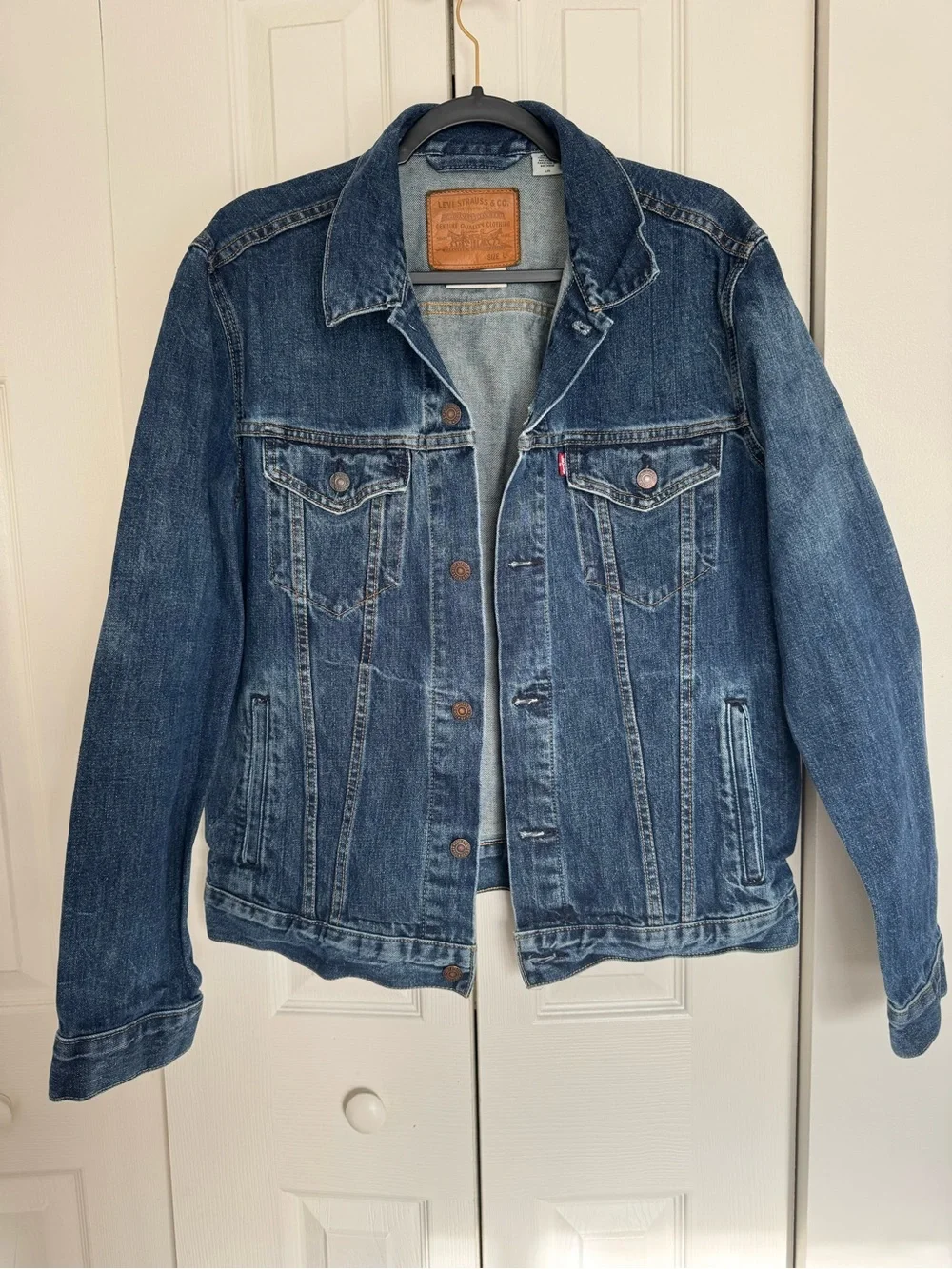 Levi's men Classic Blue Denim Trucker Jacket size large 100% cotton